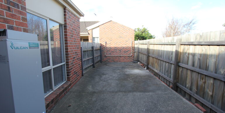 1-8 lynch_court yard