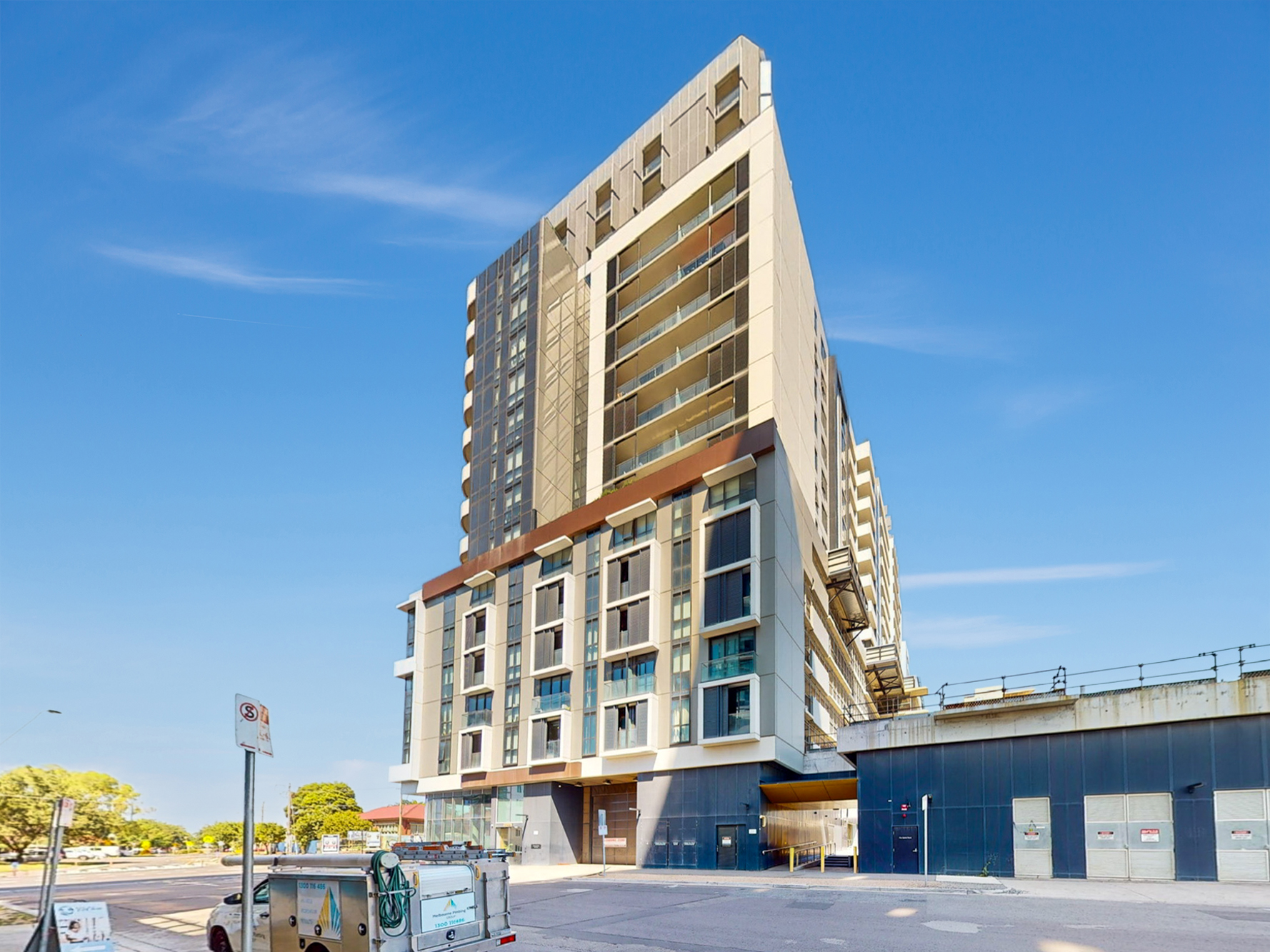 Contemporary Apartment Boasting Spectacular Docklands Views